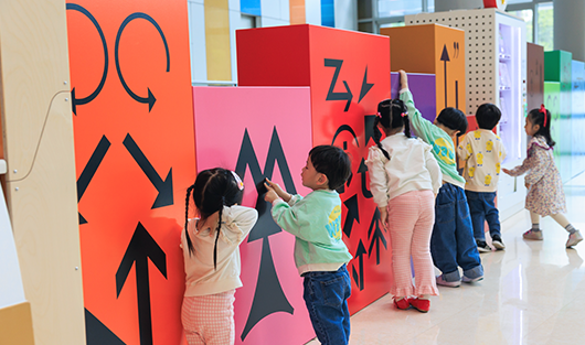 아이들이 전시 되어있는 꿈의 상자를 만지고있다.