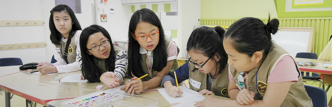 어린이큐레이터 활동하는 모습