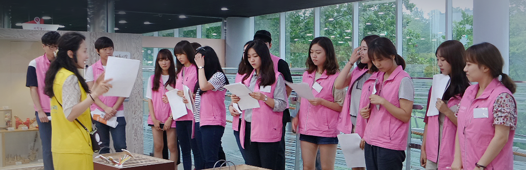 자원봉사 활동을하는 자원봉사자들 모습